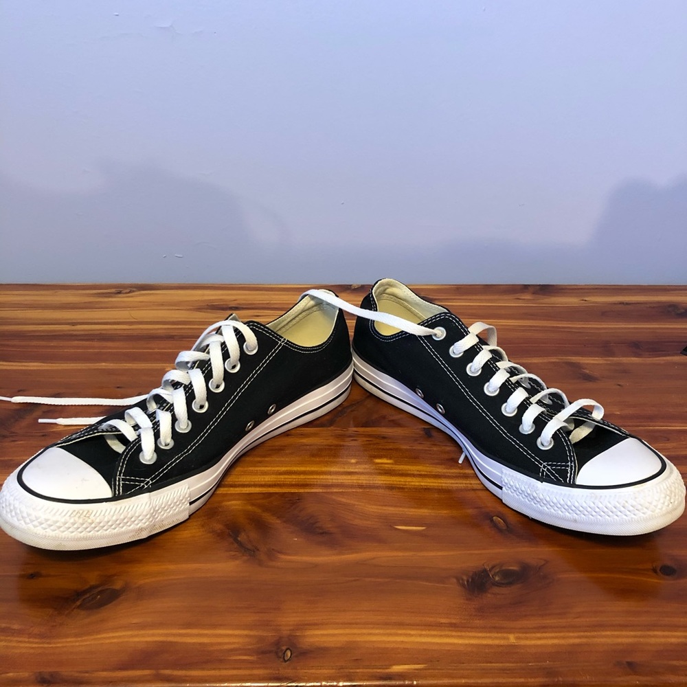 Converse sneaker size 11 men’s- 13 women’s